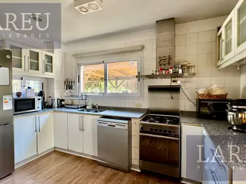 Casa 5 ambientes con 3 baños