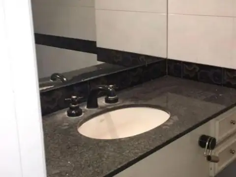 Chalet de Patrimonio Histórico, estilo anglo-normanda, en el Microcentro.