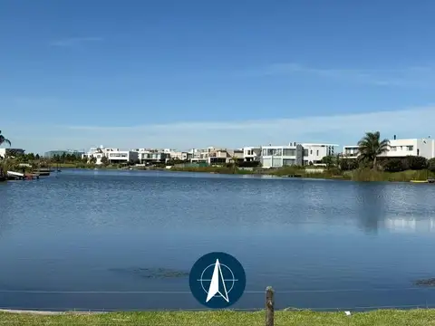 Lote en venta al lago en Casuarinas, Nordelta. Financiado