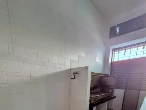 Tucumán al 900 entre Suipacha y Carlos Pellegrini, Microcentro. Local comercial de 2 plantas (PB y sótano). 65 m2. 2 baños. Apto gastronomía. Salida 4 vientos. Parrilla. Muy luminoso. Bajas expensas. Tiene gas natural.