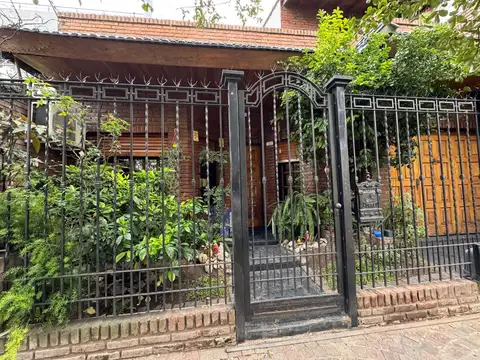 Casa 4 ambientes en Morón Sur