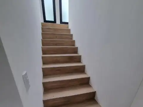 Casa en Alquiler con 4 cocheras