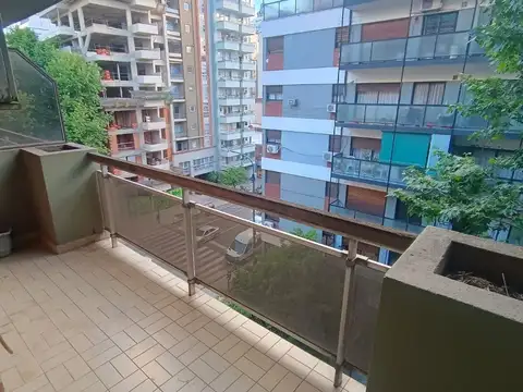 Luminoso dos ambientes con balcón al frente