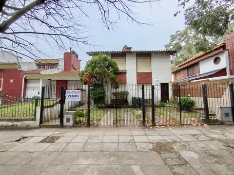 DUPLEX TRES AMBIENTES CON COCHERA - TODOS LOS SERVICIOS