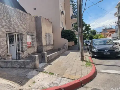 EN VENTA EN HAEDO CENTRO AMPLIA CASA DE DOS PLANTAS A SOLO UNA CUADRA DE LA ESTACIÓN - FICHA 9766