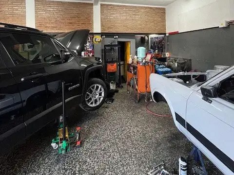 Excelente Local en esquina con Cortinas electricas en Villa Lugano