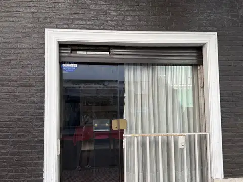 Local al frente. 25 m2. A Metros del Shopping del Siglo.