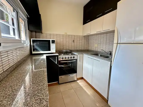 Juan Lemos 200, Piso 1