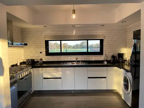 CASA EN BARRIO CERRADO