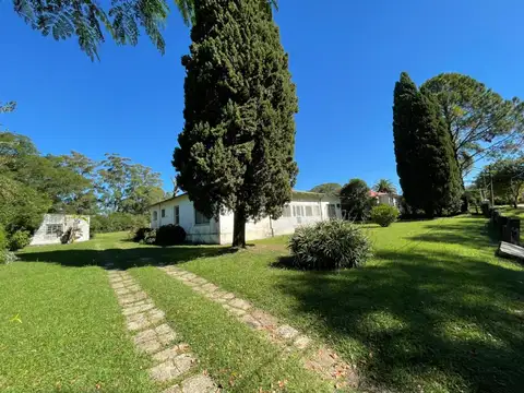 Gran chalet estilo ingles sobre calle Evans de Pueblo Liebig