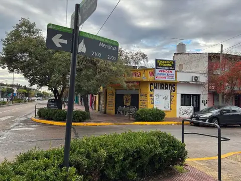 Virreyes pleno centro comercial 5 locales en blok Avellaneda esquina Mendoza
