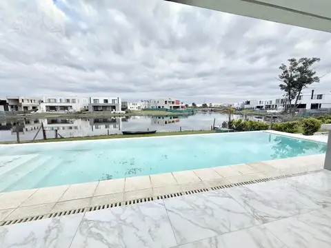 Casa 7 ambientes con 5 baños