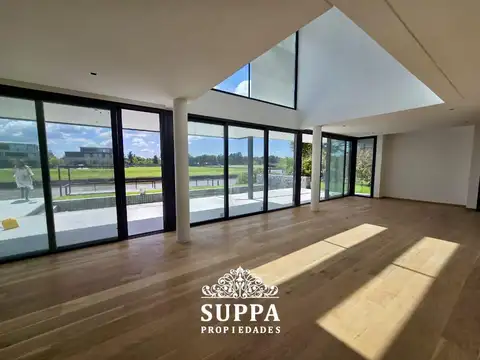 Casa en Venta con 4 cocheras