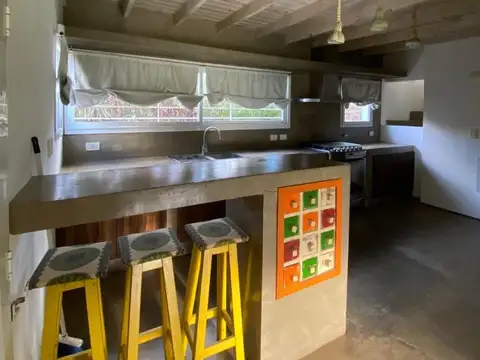 Casa 4 ambientes con 2 baños