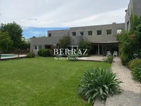 Casa venta 6 ambientes en Los Sauces lote de 1760 m2