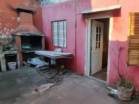 CASA EN VILLA BOSCH CONSTA DE UNA CASA DE 3 AMBIENTES AL FRENTE CON PATIO - FICHA 9998