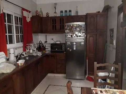 Chalet en 2 plantas, 3 dorm. 2 baños, cochera pasante, fondo, pileta.