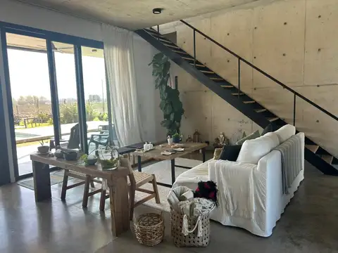 Casa en Alquiler con 2 cocheras