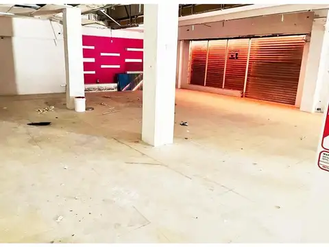 EXCELENTE LOCAL DE 210m2 + DEPOSITO EN PLANTA ALTA DE 90m2