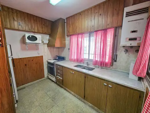 Casa 7 ambientes con 2 baños