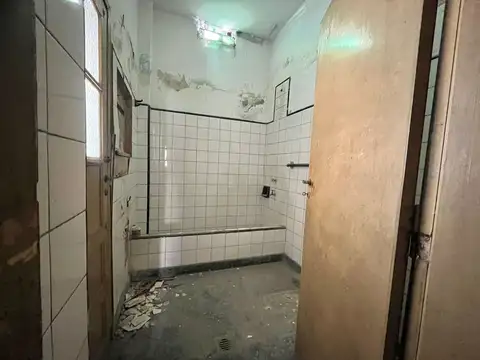 TERRENO CON CASA A REFACCIONAR.