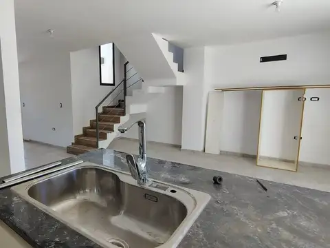 Casa 5 ambientes con 3 baños