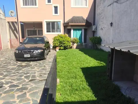 Casa en venta c/ cochera en La Tablada
