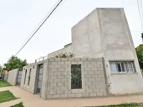 CASA MODERNA 3 DORMITORIOS CON PILETA