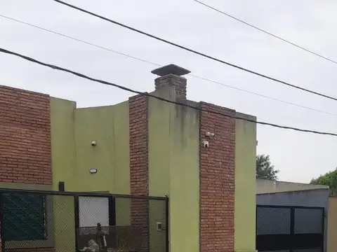 casa con galpon sobre lote de 10x50