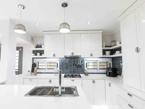 VENTA ESPECTACULAR CASA IMPECABLE EN BANFIELD