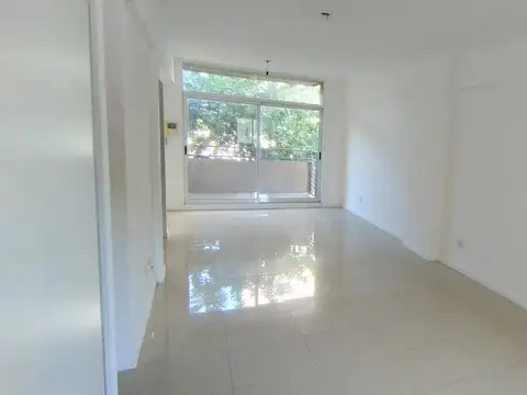 Recién pintado  Divisible, con balcón y placard - Mts de Metrobús!