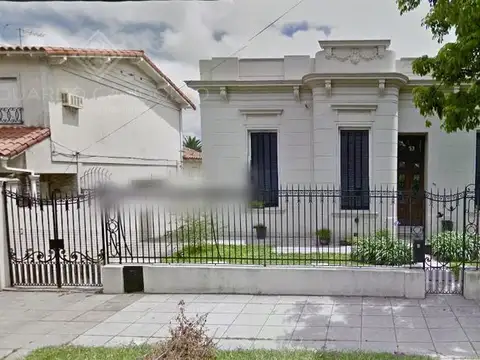 Excelente Casa de Estilo sobre lote doble 