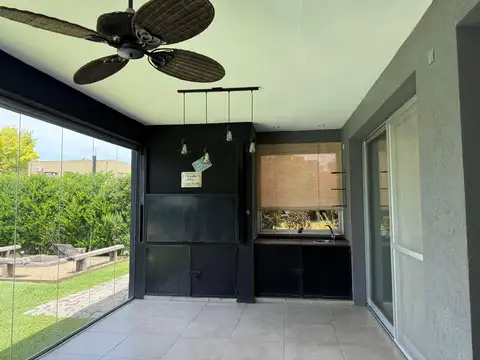 Casa en Alquiler con 4 cocheras