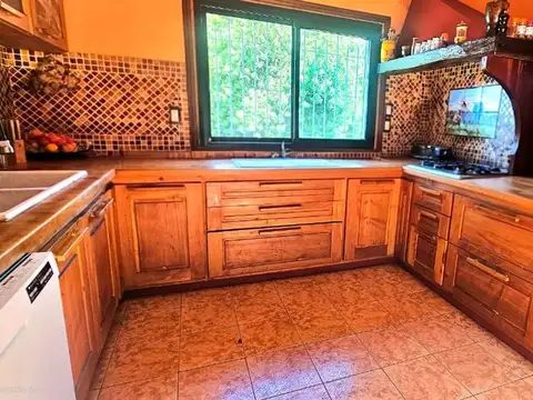 Venta 5 casas, sobre 6ha, con 2 piletas