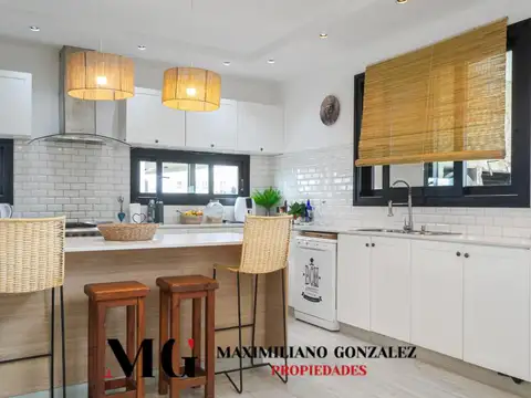 Casa en Venta con 2 cocheras