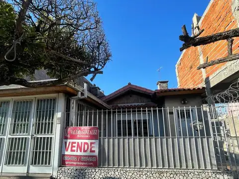 Casa en  venta de 3 ambientes con jardin, quincho , parrilla y cochera, ACEPTA PERMUTA - Wilde