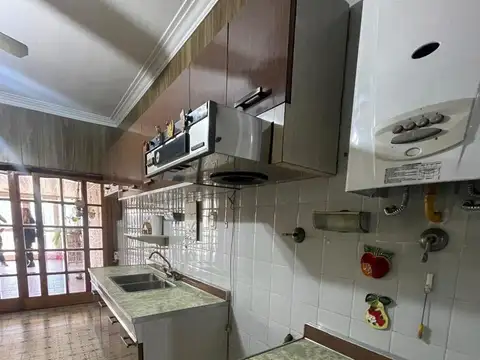 Casa en  venta de 3 ambientes con jardin, quincho , parrilla y cochera, ACEPTA PERMUTA - Wilde