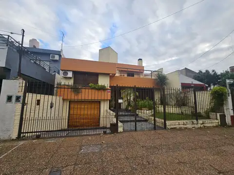 Casa 4 amb. con parque y pileta