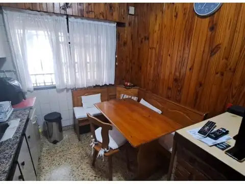 Casa amplia en esquina de Tres ambientes con Garaje