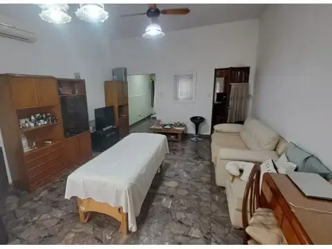 Casa amplia en esquina de Tres ambientes con Garaje