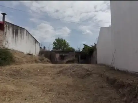 Terreno con casa a terminar a metros de Av Colon