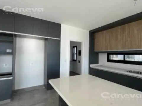 Casa en Venta con 4 cocheras