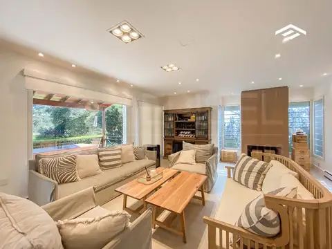 Casa en Venta con 2 cocheras