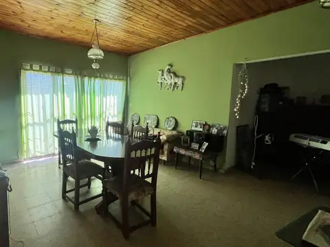 Salón comercial y vivienda a metros de Av 25 de Mayo!