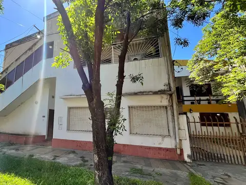 Salón comercial y vivienda a metros de Av 25 de Mayo!