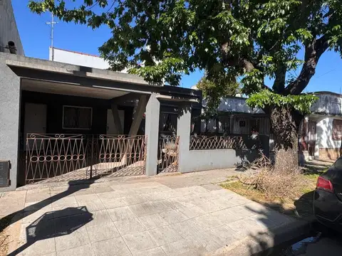 VENTA CASA 4 AMBIENTES PATIO GARAGE FONDO LANUS E