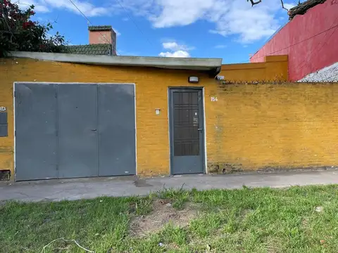 Al frente 2 dormitorios mas patio y cochera