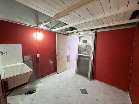 Local 37m2. Sobre Av. Rivadavia. Excelente Ubicación.