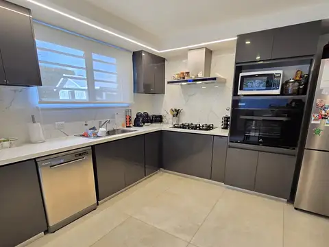 Casa en Venta con 3 cocheras