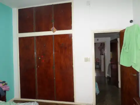 PLANTA BAJA - OPORTUNIDAD- RETASADO CON COCHERA Y PATIO - 3 AMBIENTES